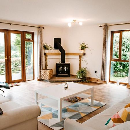 Cleobury Mortimer Holly Cottage, 2 Bed House, Sleeps 6 מראה חיצוני תמונה