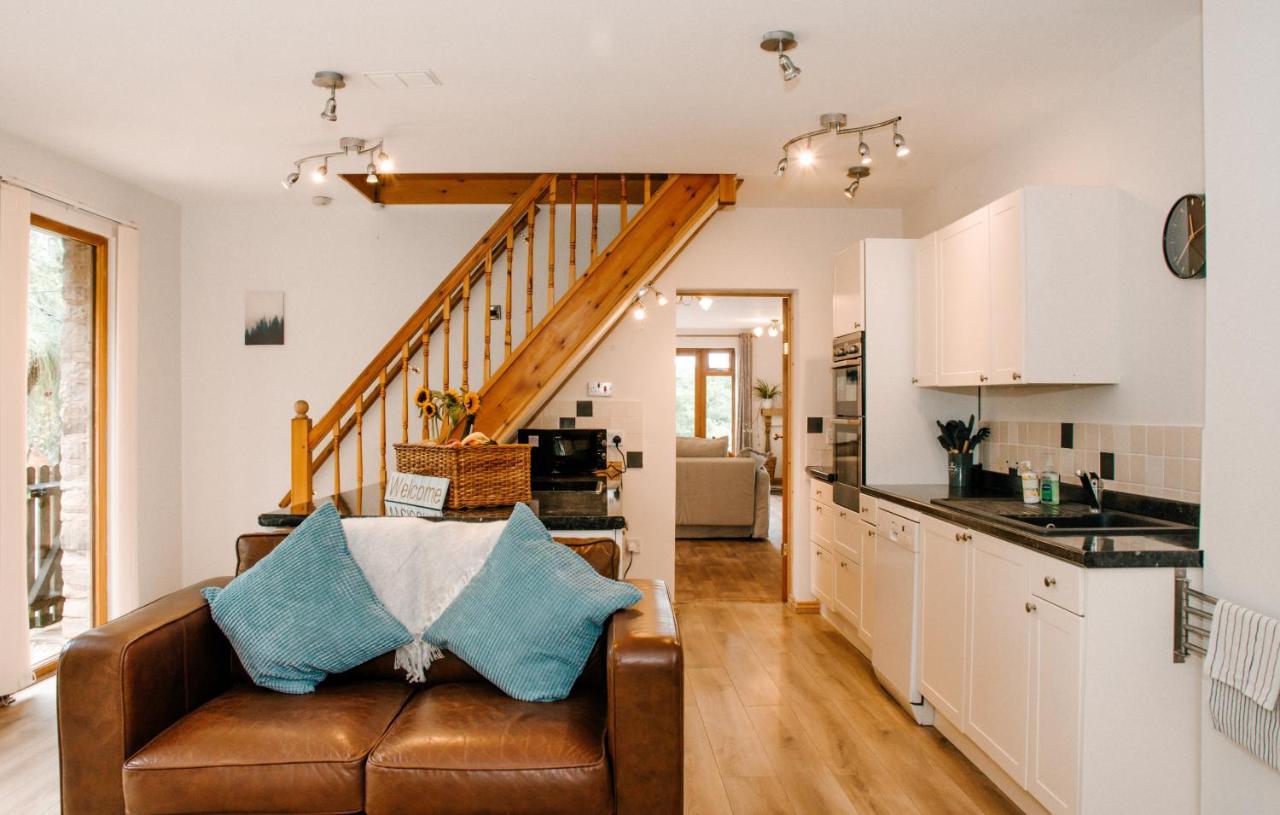 Cleobury Mortimer Holly Cottage, 2 Bed House, Sleeps 6 מראה חיצוני תמונה
